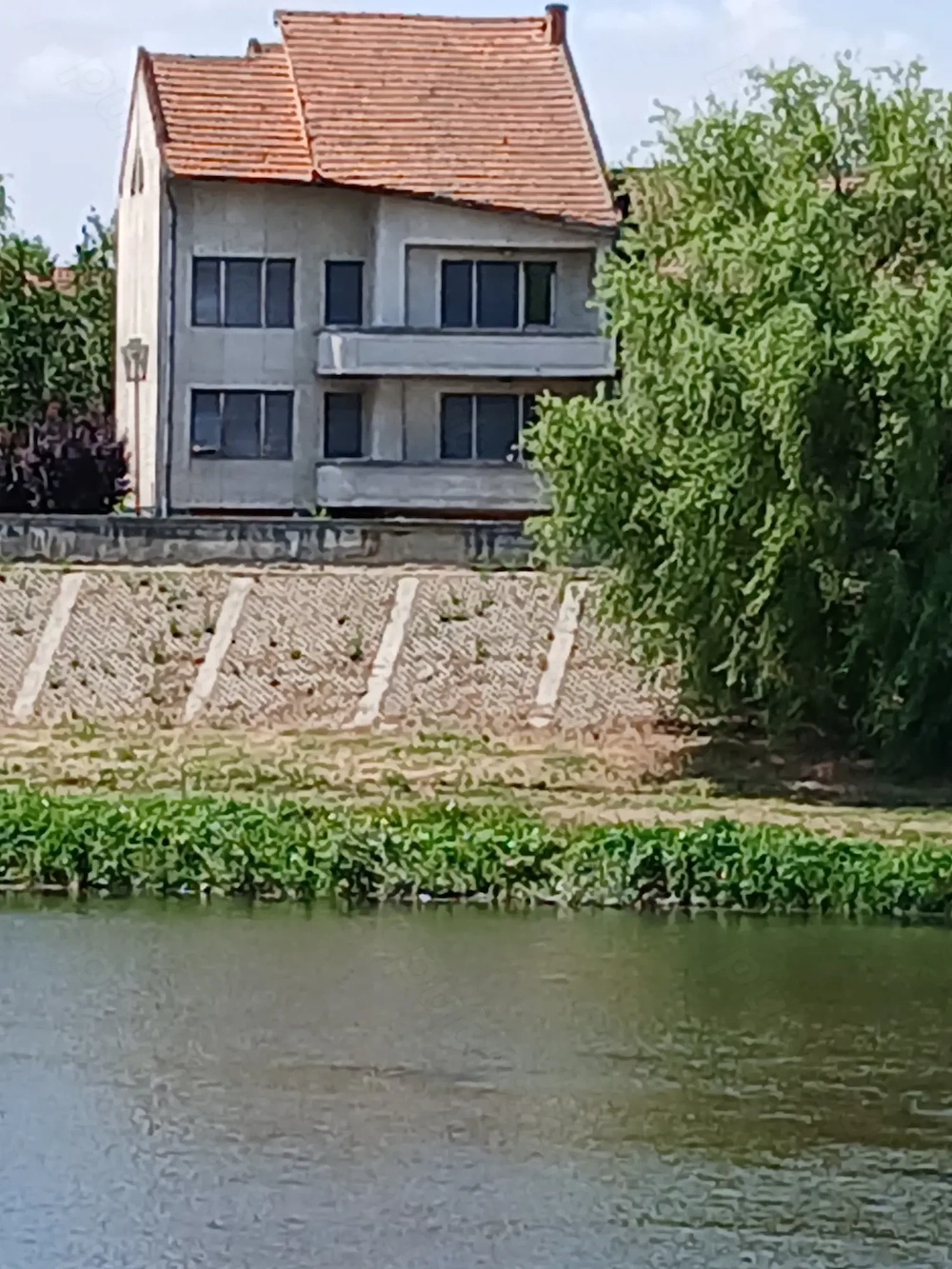 Casa de vinzare,pe malul Timisului