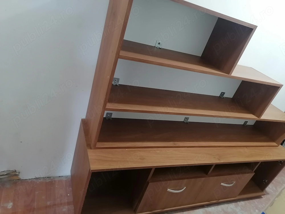 Comoda și biblioteca suspendata 