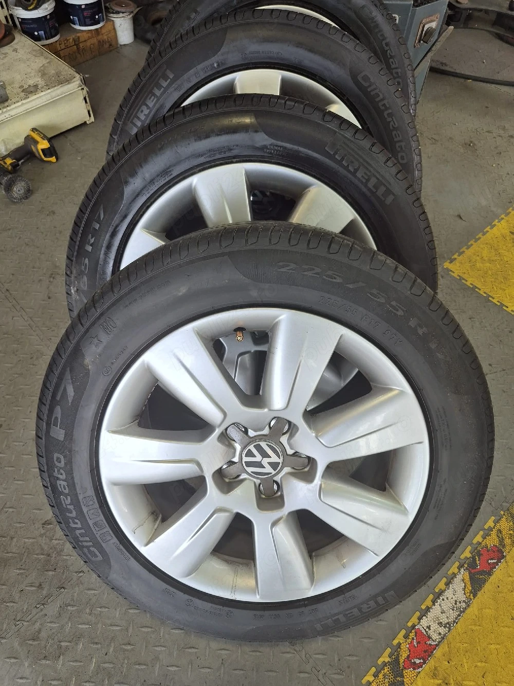 De vânzare set roți complete de vară VW – jante + cauciucuri Pirelli