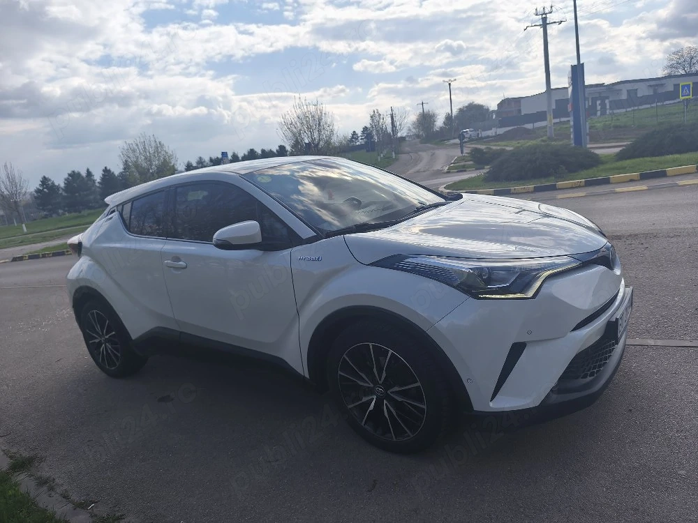 Toyota CHR 1.8 automat hibrid.