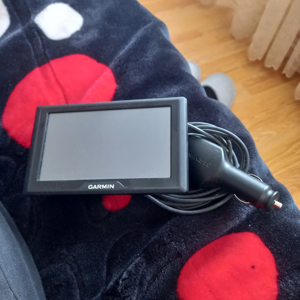 vând 2 g.p.s. garmin