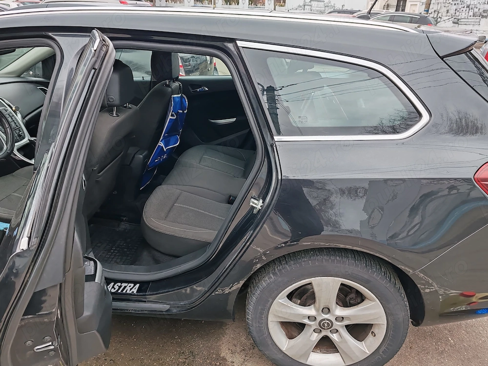 Opel Astra J Sports Tourer 2012, cutie automată