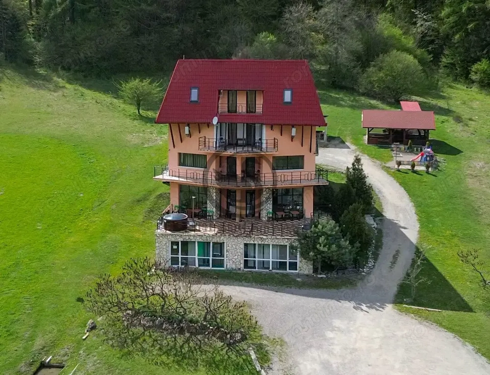 Pensiune la cheie de vanzare | 10 camere | Sacele, Brasov