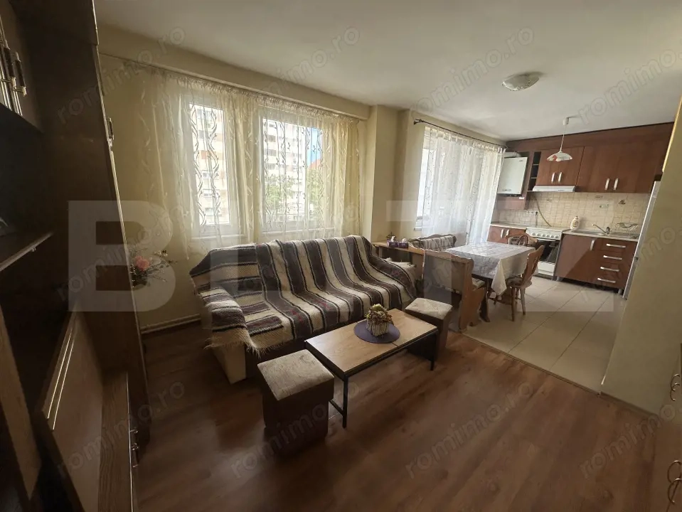 Apartament cu 3 camere, decomandat, 60 mp, zona Centrala 