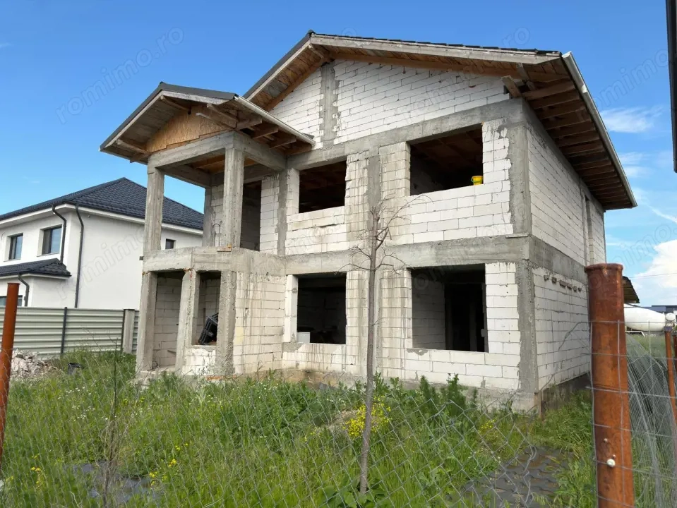 Vand casa la rosu, zona Magnolia