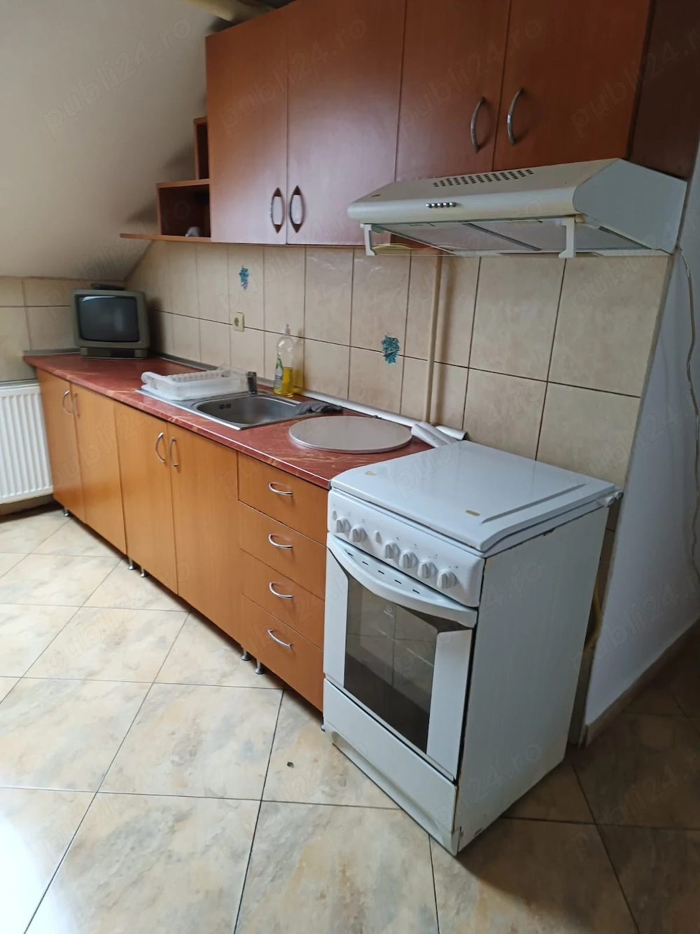 Închiriez apartament cu 2 camere 