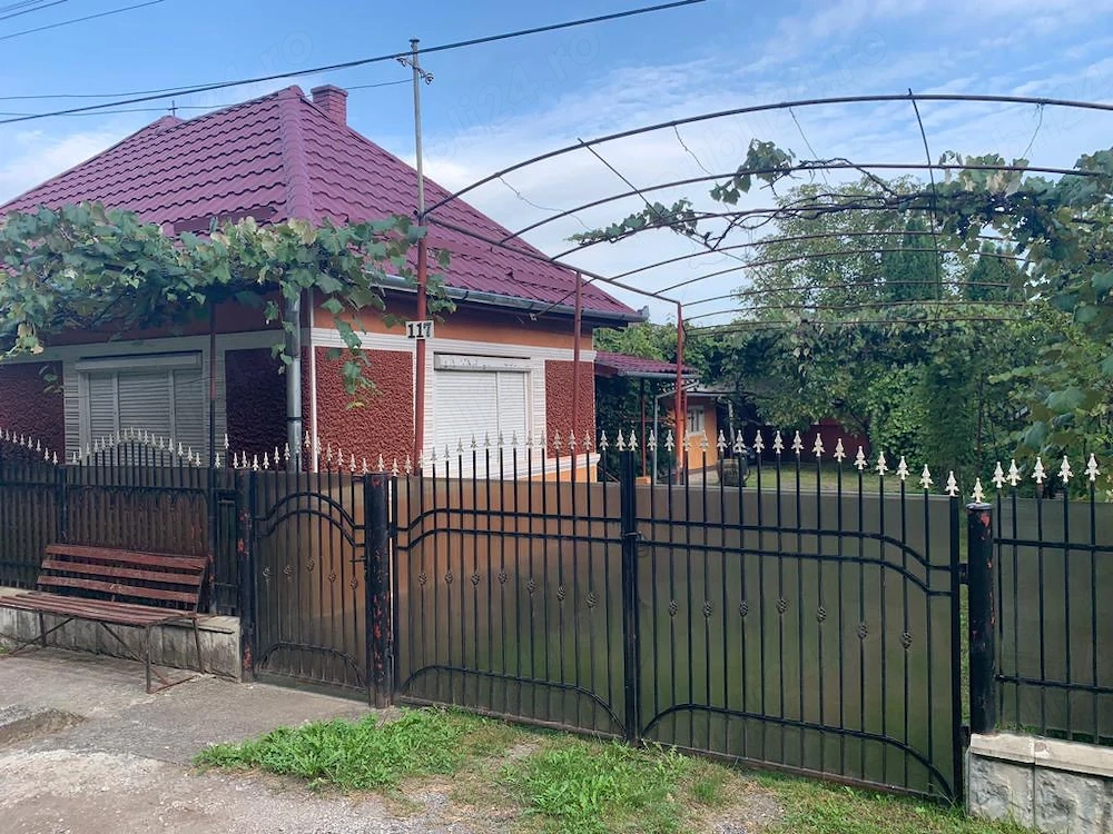 Casă spațioasă cu 35 ari teren   Solovăstru (ieșire spre Reghin Băile Sărate de la Jabenița)