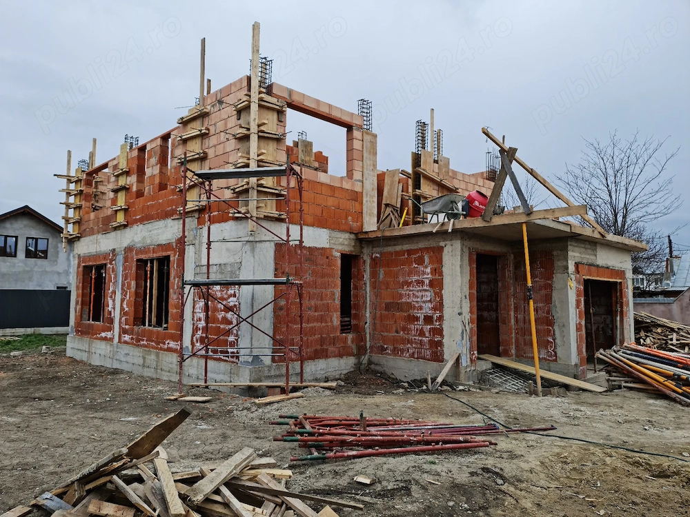 Constructii case la roșu
