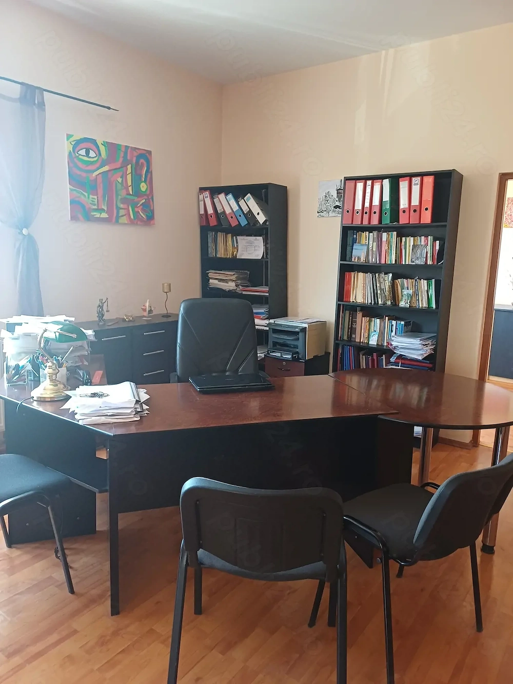 Inchiriez apartament cu 2 camere-birouri ultracentral cu parcare in curte.
