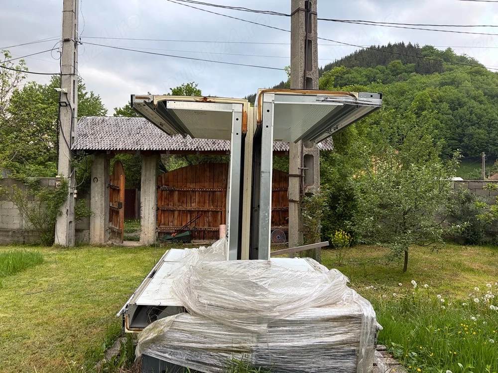 vitrine frigorifice și rafturi metalice