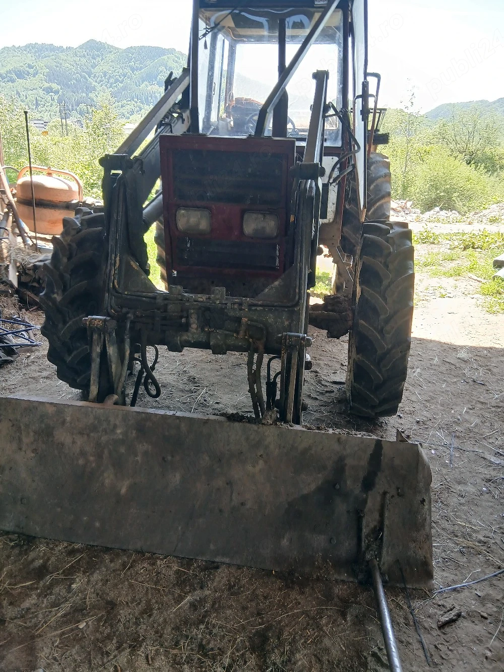 Tractor de vanzare Fiat680 cu încărcător frontal cu lama de împins şi o furcă 