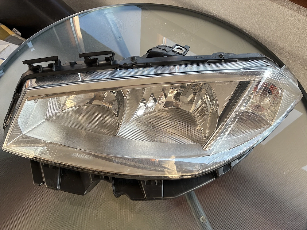 vand far partea stanga-sofer pentru renault megane II