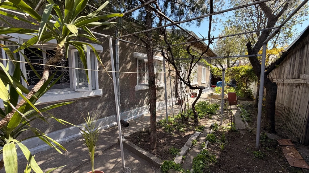Casă boierească cu 4 camere in Galati, Zonă Piața Centrală,