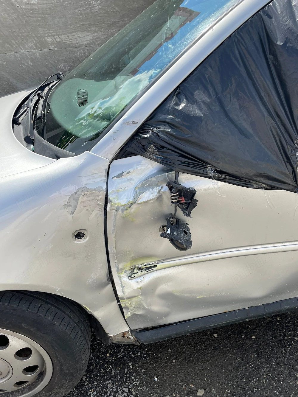 Caut aripa fata și ușa Audi A3,posibil același culoare gri.