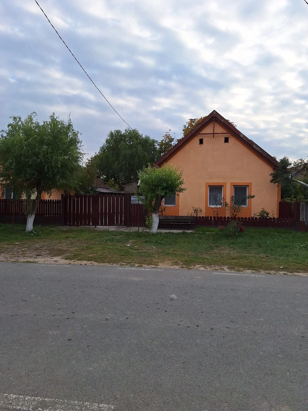 Casa de vanzare frumos renovata in Sepreus, Arad. 2 corpuri de cladire + gradina. Ocupabila imediat.