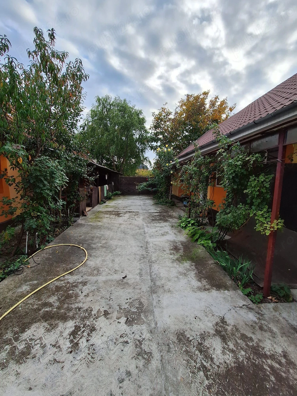 Casa de vanzare frumos renovata in Sepreus, Arad. 2 corpuri de cladire + gradina. Ocupabila imediat.