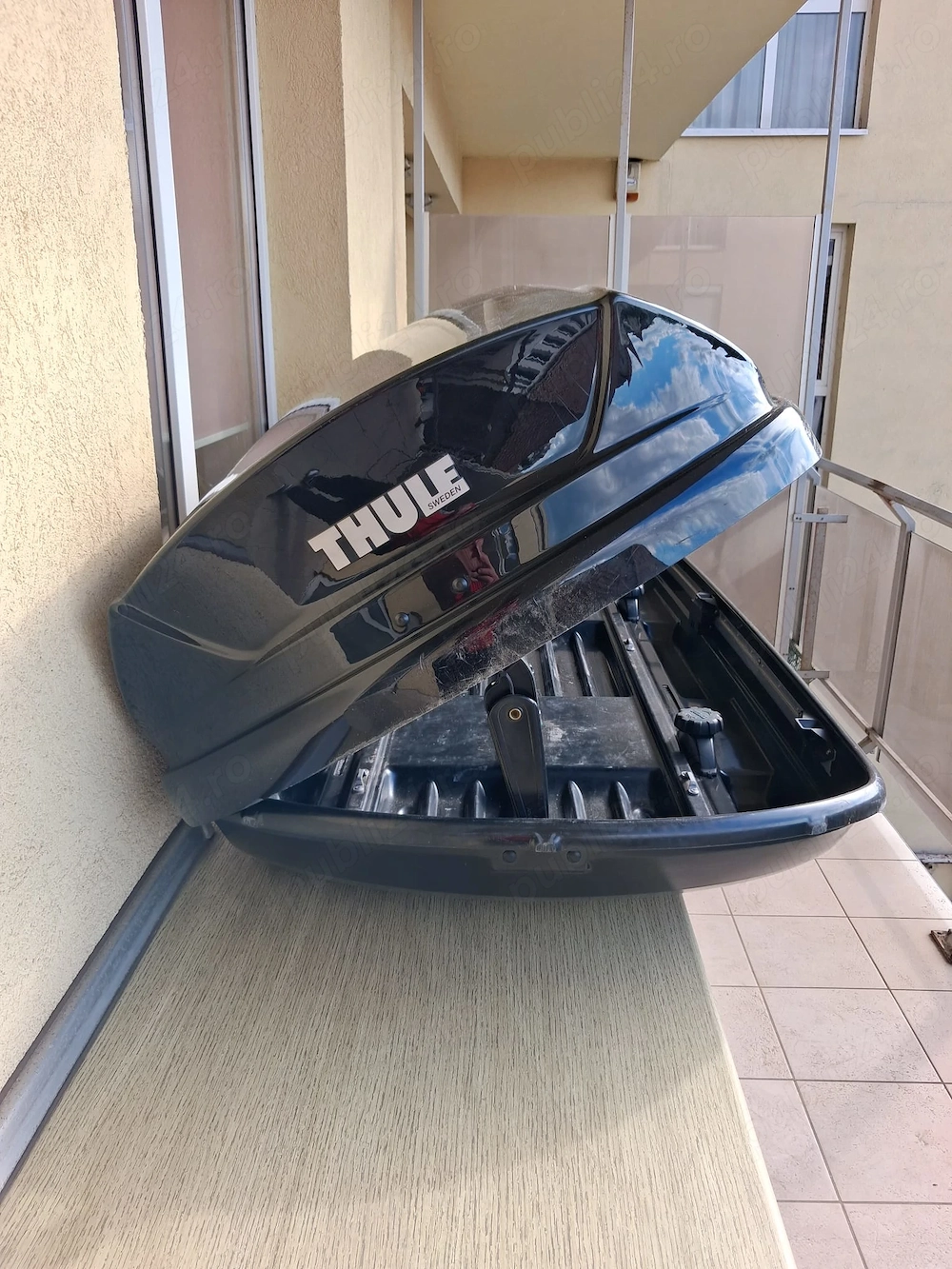 Vând cutie portbagaj Thule Motion XL.