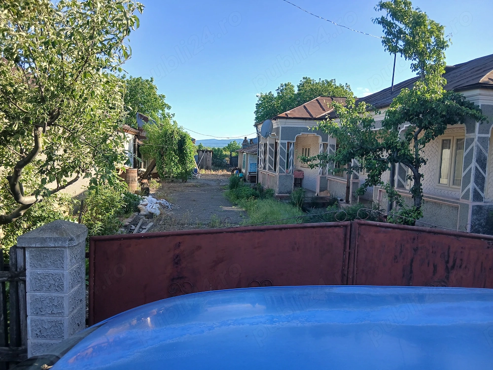 Vând teren intravilan +casă bătrânească 