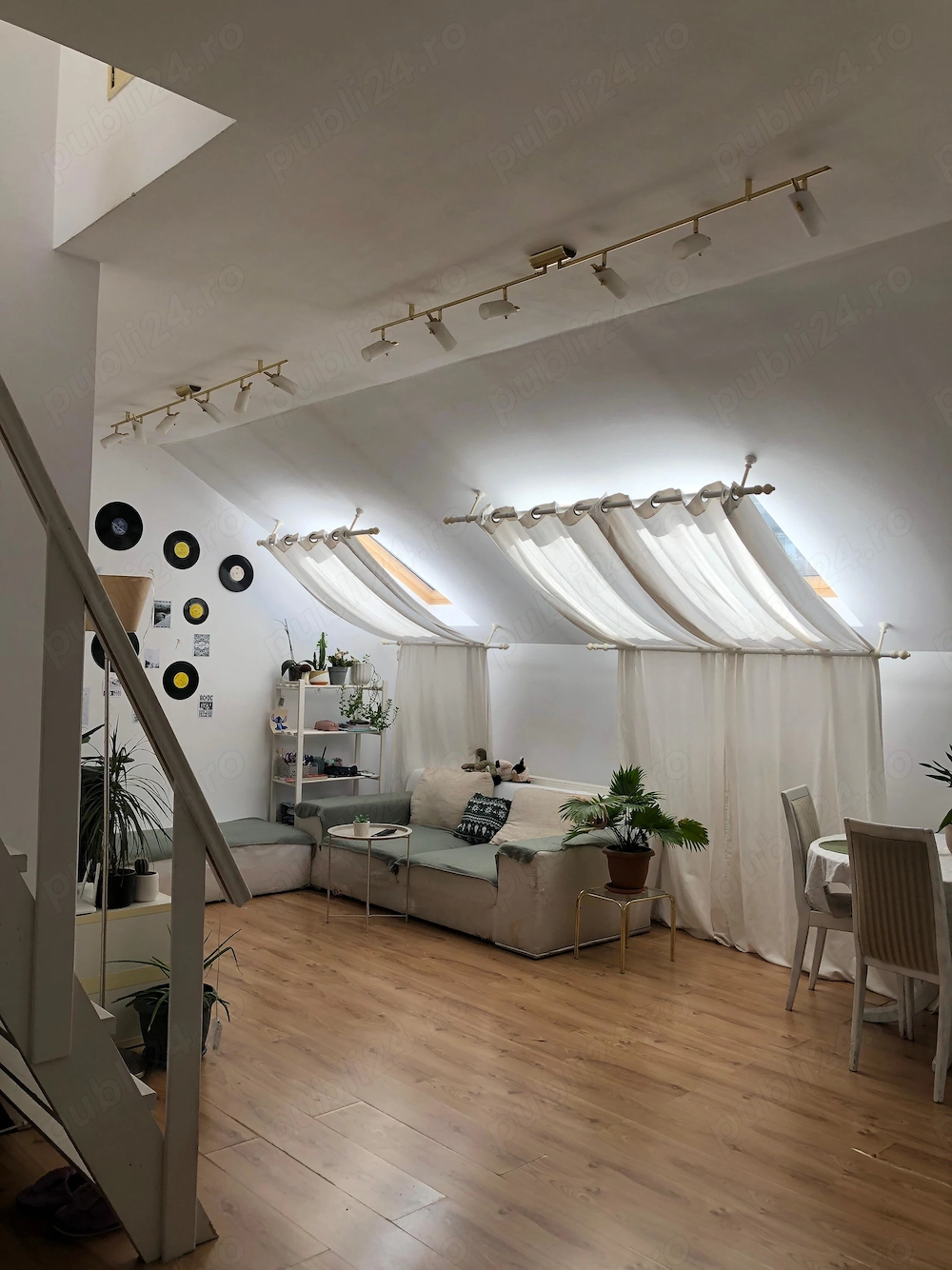 Apartament mansarda, cu scară interioară 