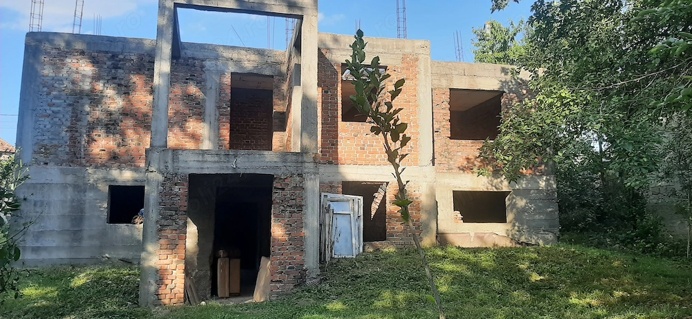 Casa 4 dormitoare și 2 livinguri