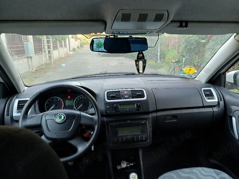 vând skoda fabia 1.4