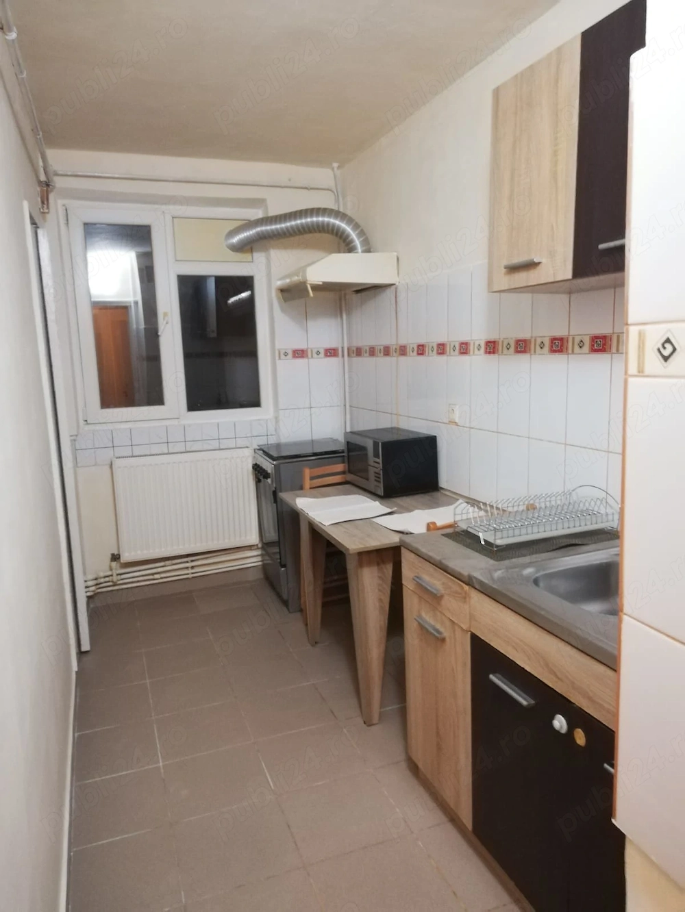 Ofer spre inchiriere apartament cu 3 camere decomandate, zona centrala, mobilat si utilat, et.1 4.