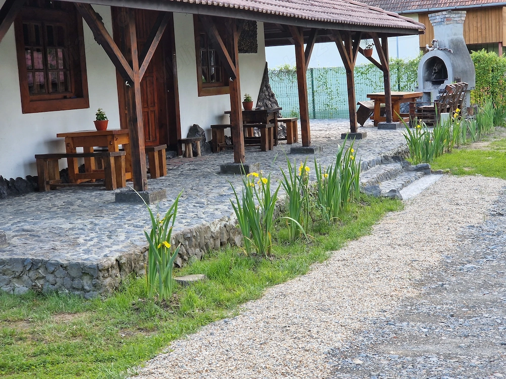 Bora Popas Turistic pe malul lacului Surduc- Cabana Belvedere