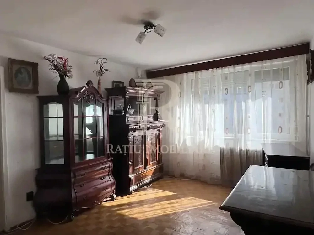 Vand urgent apartament cu 3 camere in Rogerius