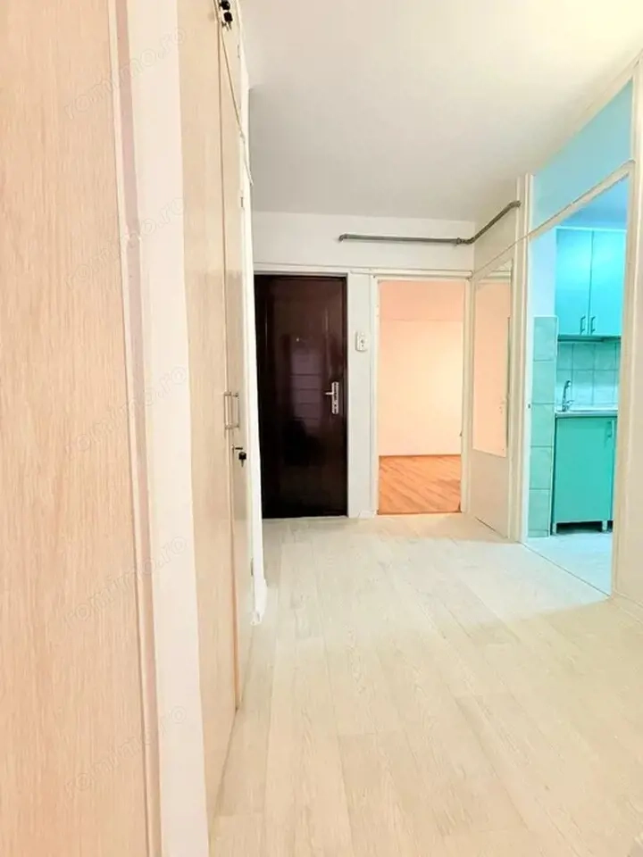 9 Mai - 2camere, cf1, dec, etaj 3/4, centrala - 79900 euro