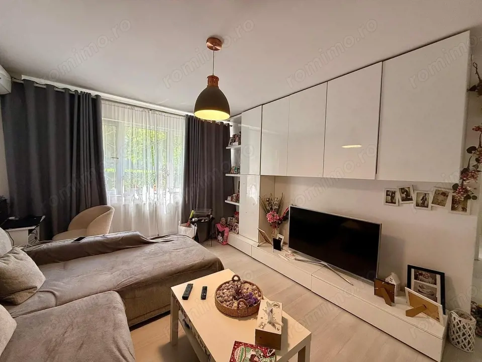 Apartament 3 camere decomandat zona Craiovita-Noua