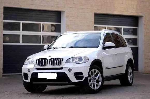 Vand bmw x5 E70 masina poate fi vazuta in Iasi. Km 230000 reali Masina tinuta in parcare subterana ,