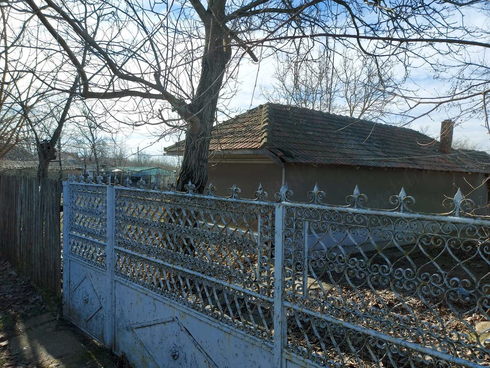 Casă cu curte spațioasă