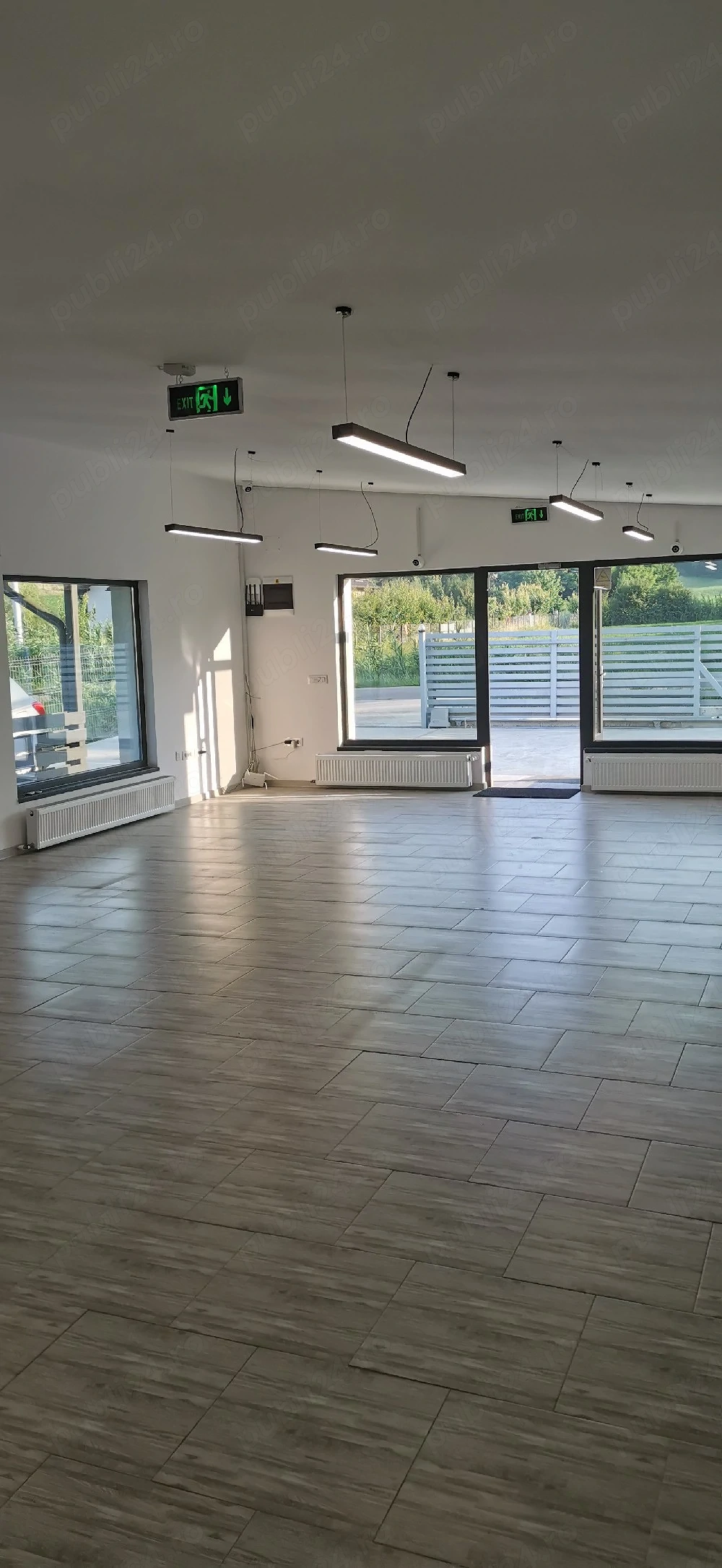 Vând inchiez spațiu comercial