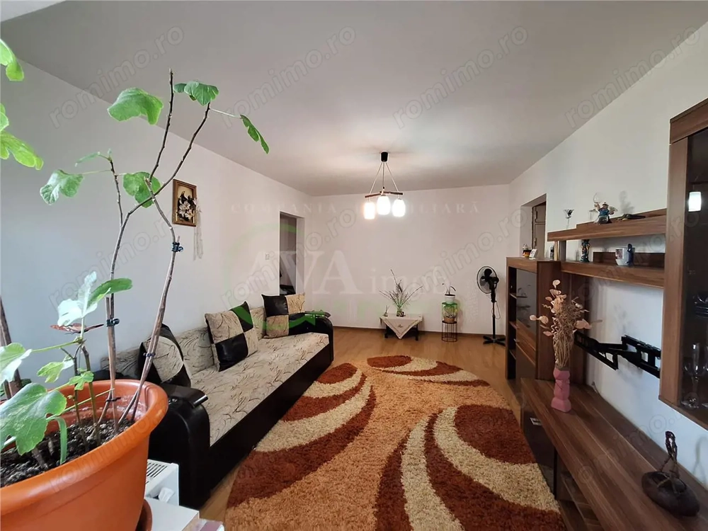 Apartament 2 camere semidecomandate, zona Piata Sud