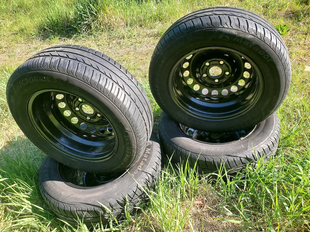 Vând set 4 roți de vară 195/65 R15 V in stare foarte bună .
