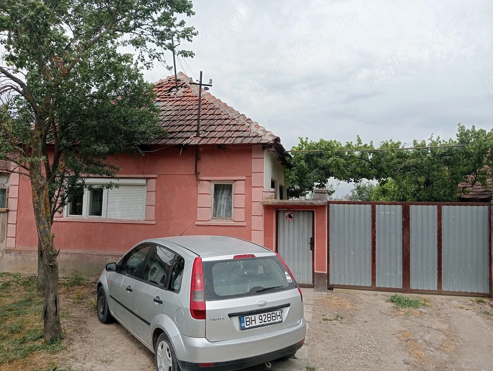 Casa de vanzare cu gradina 