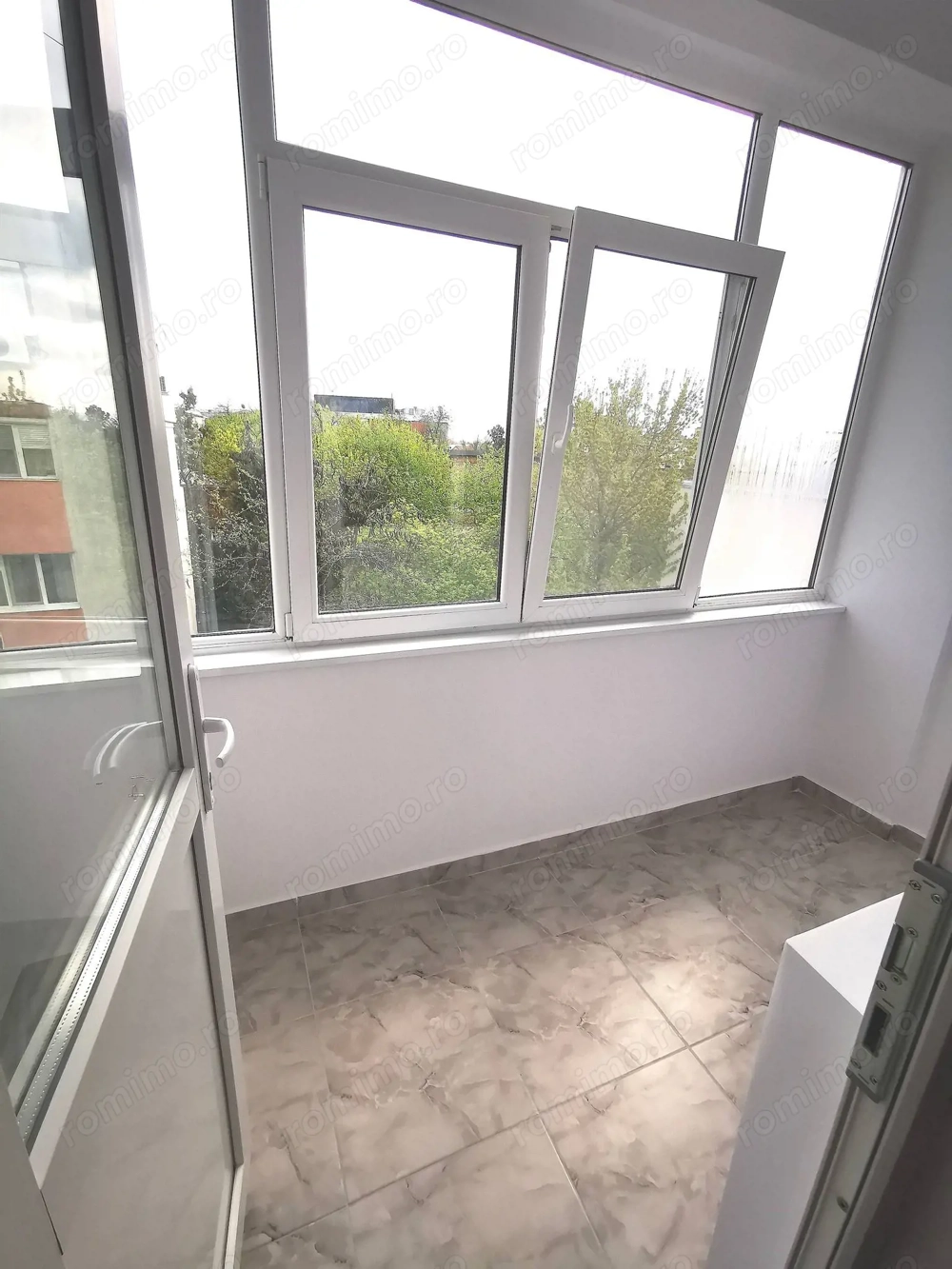 De vanzare apartament cu 2 camere, central. et. 3, 79.900 euro