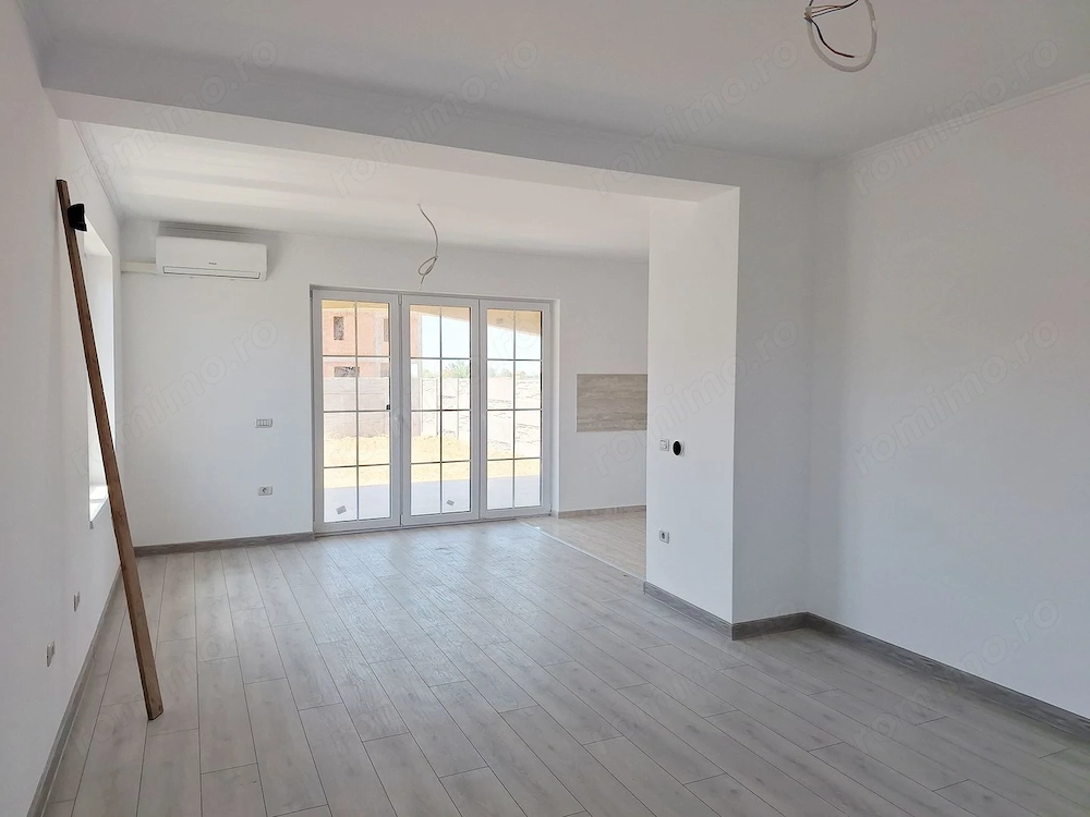 Duplex in stil mediteranian, pe parter, cu o curte generoasa !