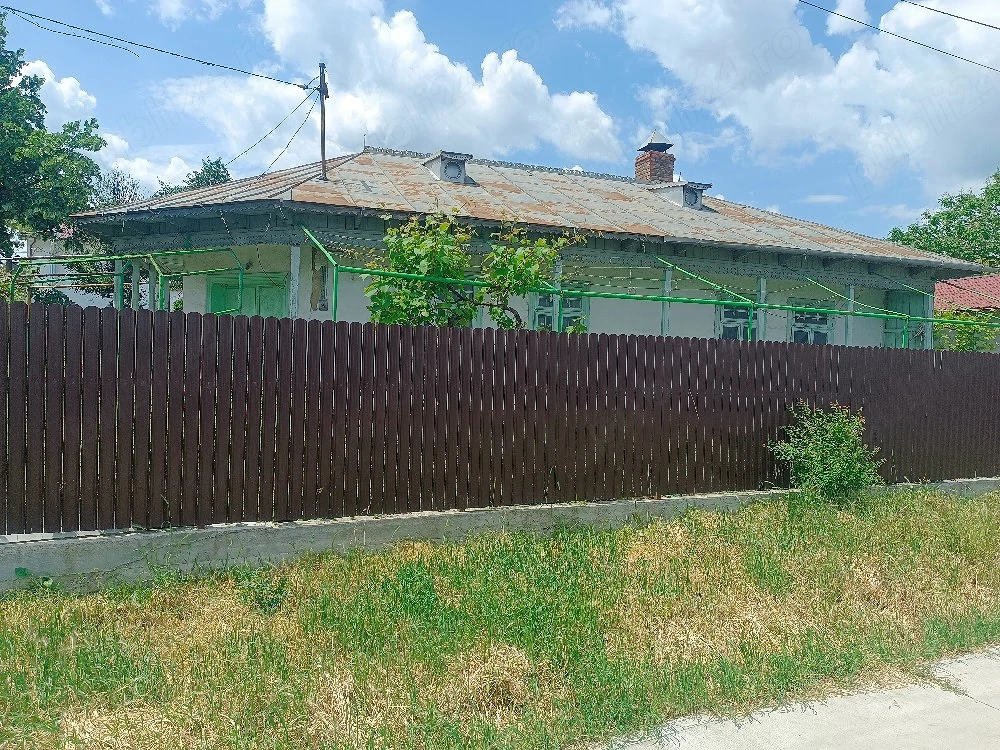 Casa bătrânească si teren generos