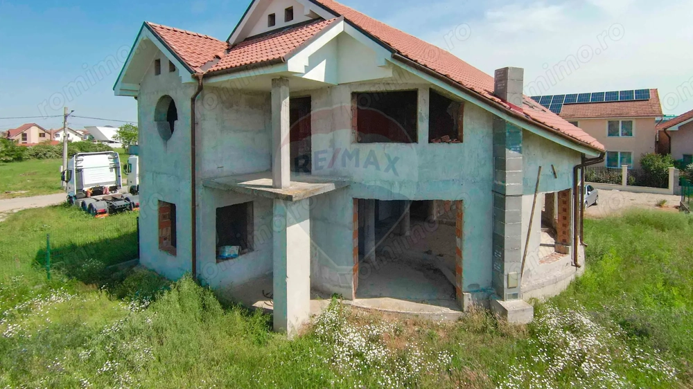 Vilă la roșu, tencuită, 5 camere, 240 mp util, Sânmartin, teren 726 mp