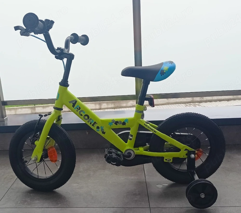 vând bicicletă pt baieței cu roți ajutătoare