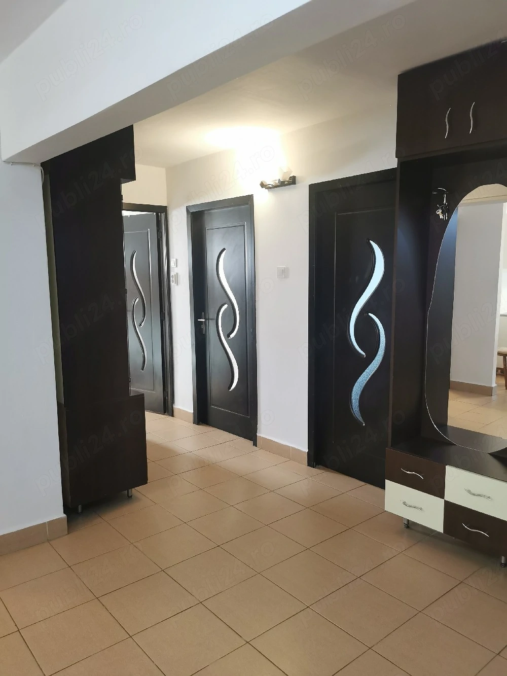 Proprietar, închiriez apartament 4 camere