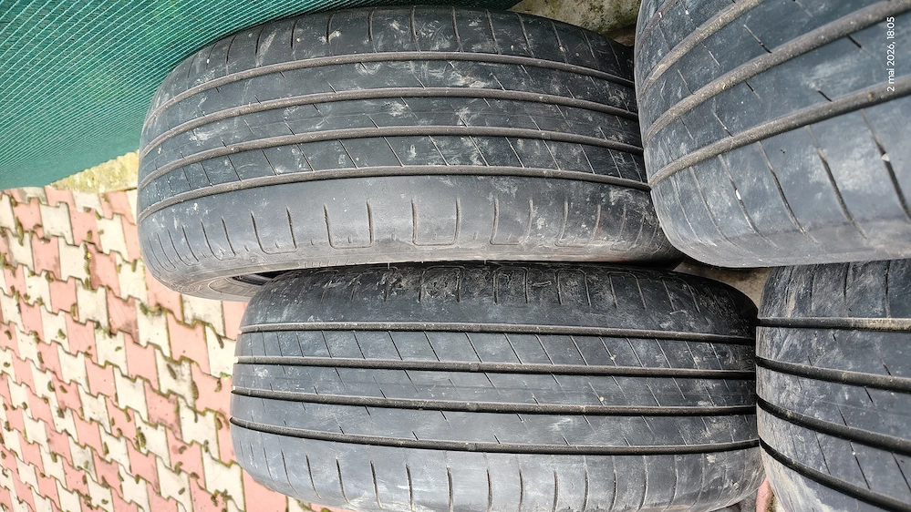 Cauciucuri Goodyear eficient grip 215 55 17
