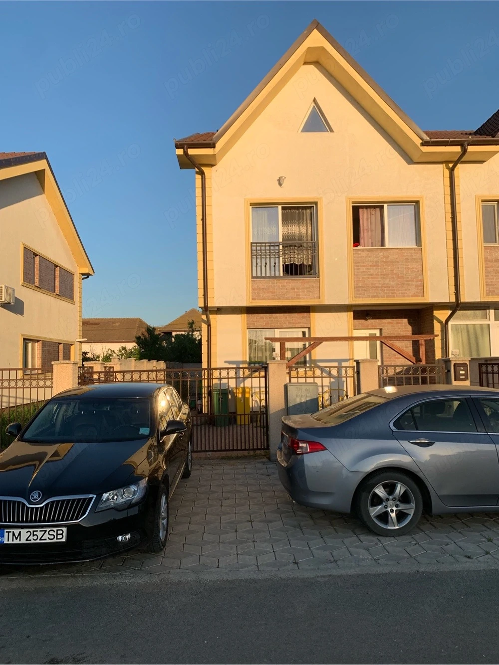 Vand casa in triplex