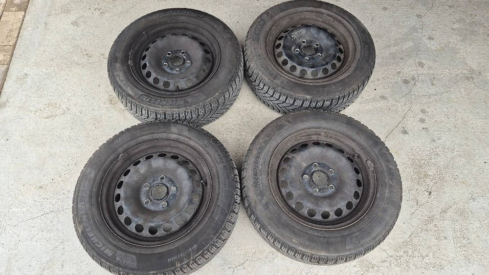 Jante tabla pe 15" cu capace, originale si anvelope de iarna Michelin pentru VW GOLF 7