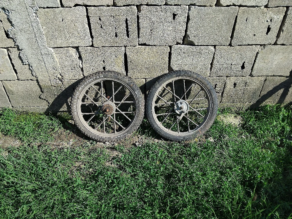 vând roți pentru motocicletă