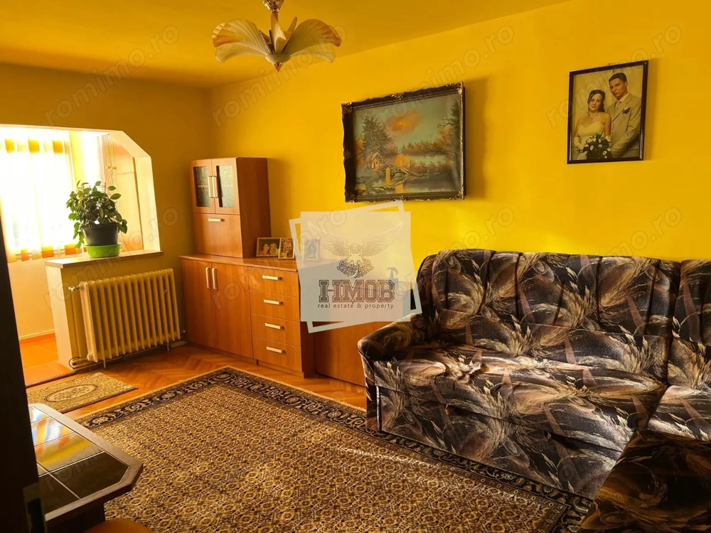 Apartament cu 3 camere decomandat cu balcon in Vasile Aaron