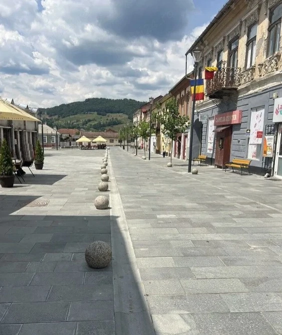 vand Apartament 3 camere la curte in centru Abrud, Alba