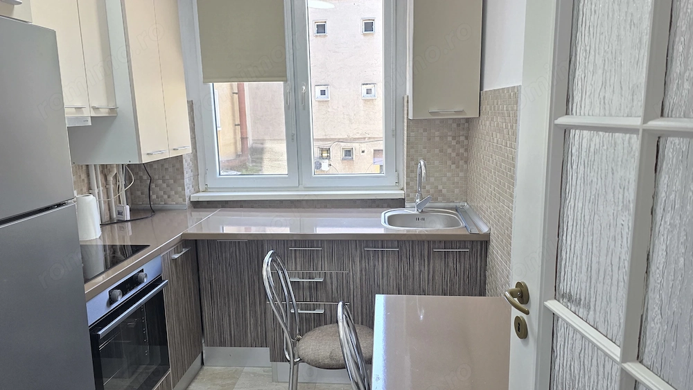 Inchiriez apartament 2 camere in Deva, zona ultracentrala, pe Bld. 1 Decembrie (La Cal), etaj 1, 