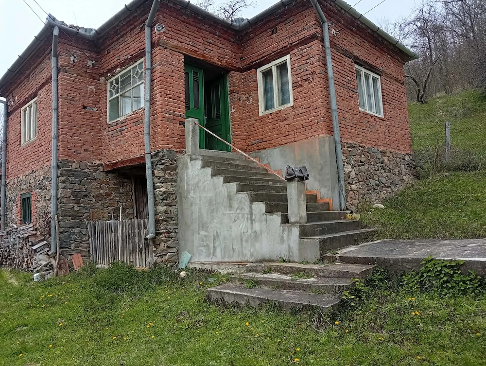Casa + teren de vanzare, sat Poieni, comuna Densus, Hunedoara